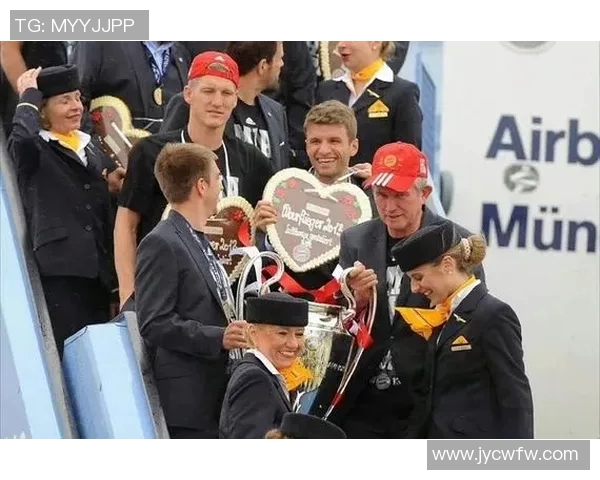 足球明星穆勒与女友甜蜜瞬间大揭秘精彩图片分享